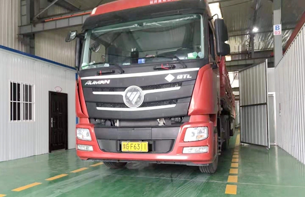 5月，河南新印禮品箱自動穿提扣機持續(xù)發(fā)貨中